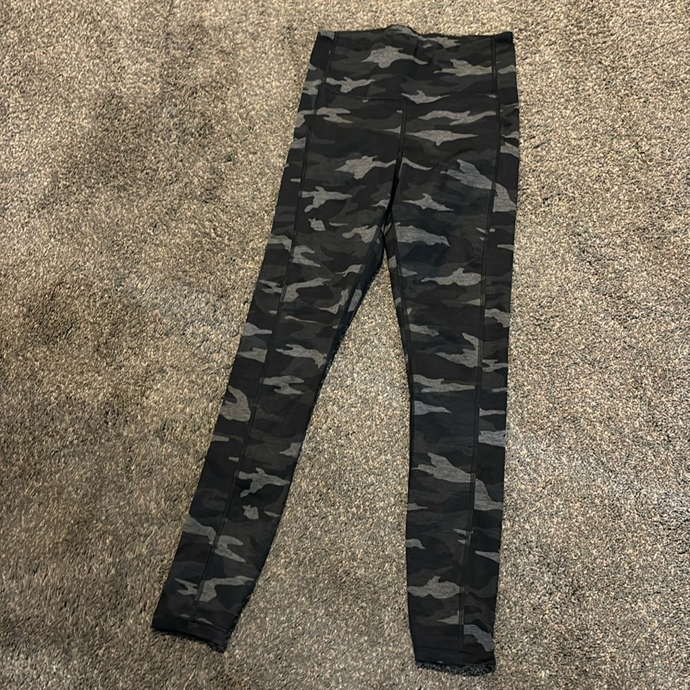 ATHLETA Ultimate Stash Pocket Camo 7/8 Tight / NWOT